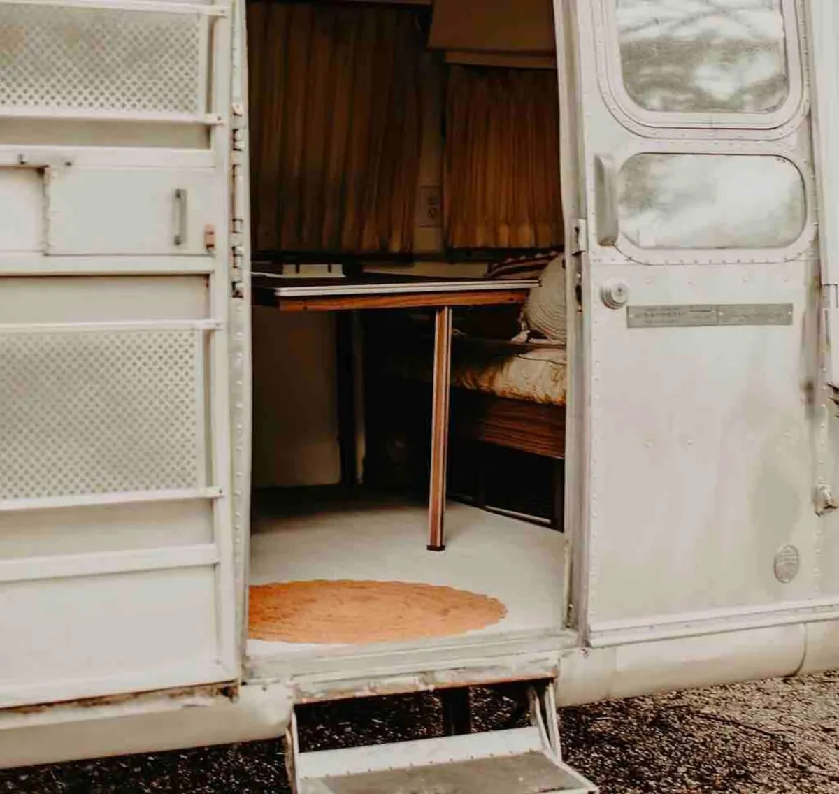 A welcoming view of Cecilia’s entrance door, with a cozy table and rug just inside. The arrangement immediately conveys the inviting ambiance, suggesting a smooth transition from outside in, and sets the tone for cozy meals or evenings spent indoors.